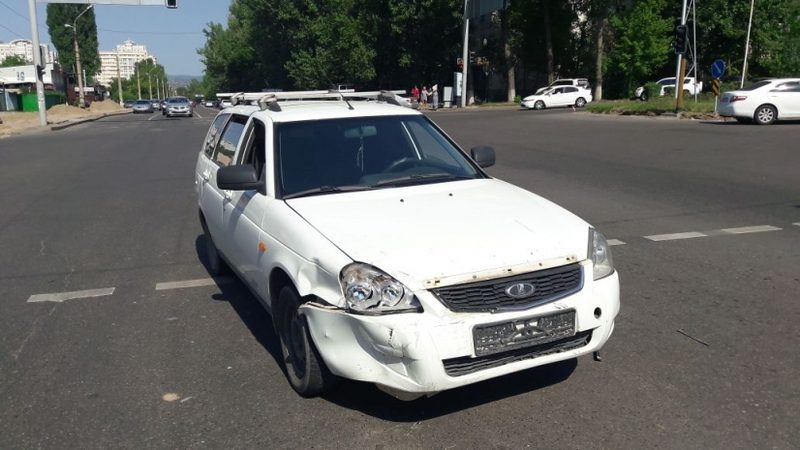 В Алматы «Лада» сбила мотоциклистов на мигающем светофоре