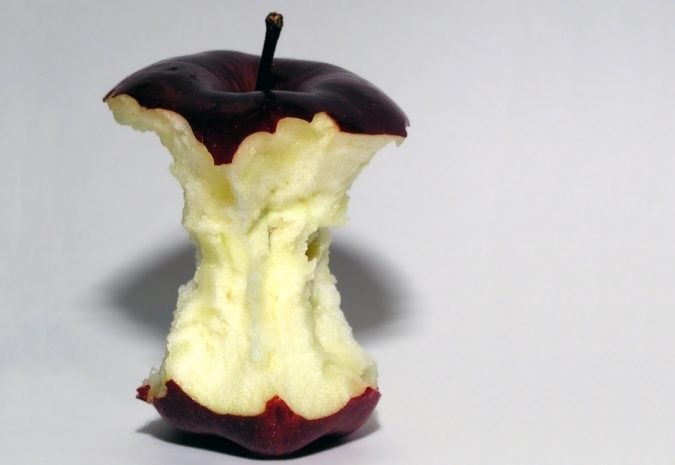 Ученые установили, как правильно есть яблоки