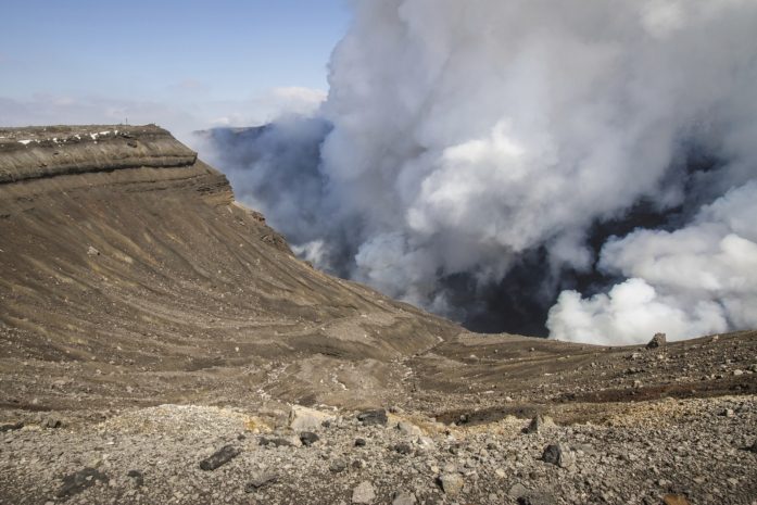 Недалеко от атомной электростанции произошло извержение вулкана в Японии