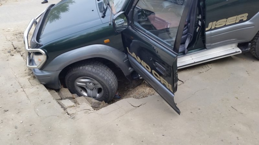 Автомобиль провалился под асфальт в Костанае. ФОТО