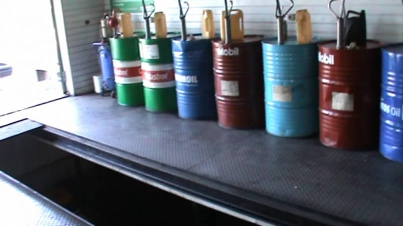 Финпол Алматы изъял 200 литров поддельных масел Mobil и Esso
