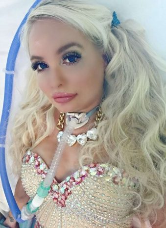 Парализованная финка потратила 14 тысяч долларов на внешность куклы Барби