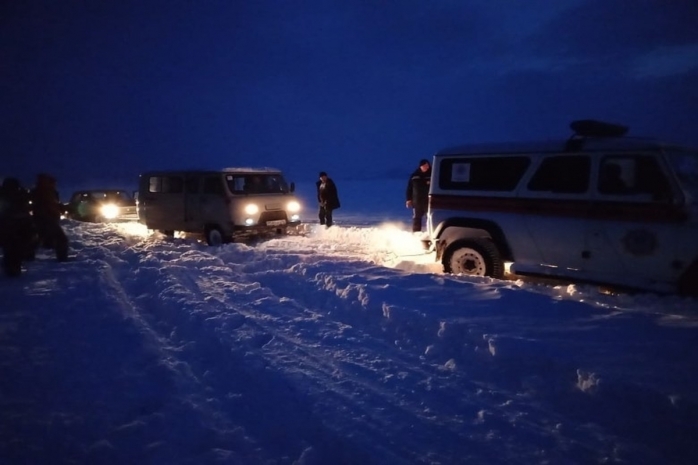 Четыре машины попали в снежный плен на Бухтарминском водохранилище ВКО