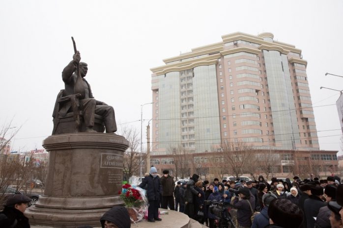 Памятник знаменитому домбристу открыли в Атырау