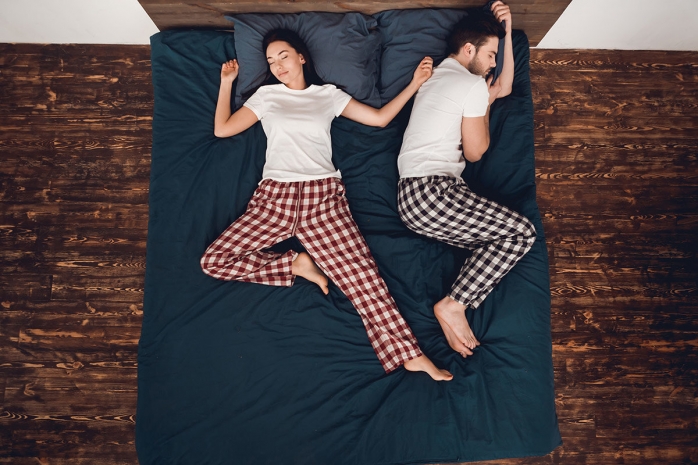 Кардиолог рассказал, в каких позах опасно спать