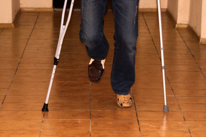 Британский министр сломал ногу после танца на столе