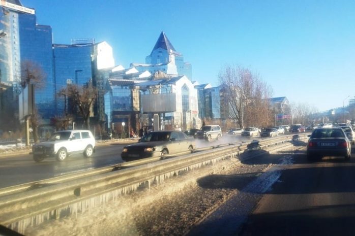 Один из центральных районов Алматы остался без воды [фото]