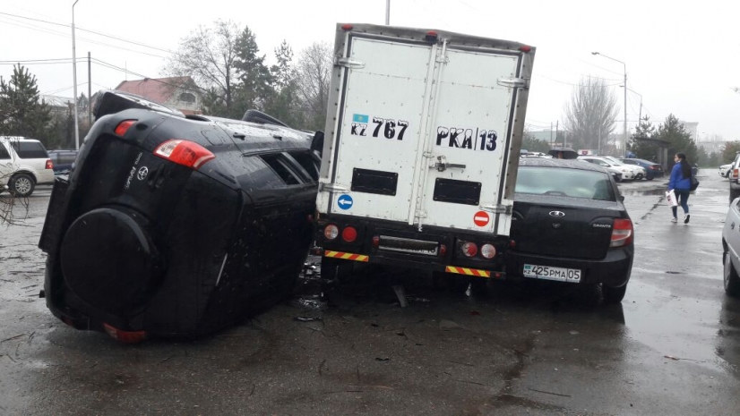 В ДТП в Алматы пострадали четверо детей и беременная женщина. ФОТО