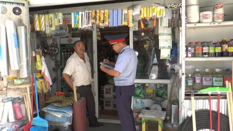 Cтихийных торговцев в Уральске оштрафовали на три миллиона тенге