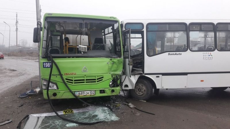 В Алматы из-за гололеда столкнулись два автобуса