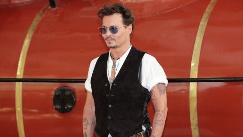 Актер Джонни Депп сильно повредил руку на съемках фильма