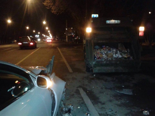 Второе ДТП с участием мусоровоза в Алматы