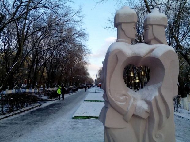 Памятник влюбленным подарил Караганде университетЭксклюзив