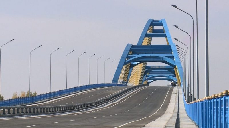 Девушка упала с моста в Иртыш, кинувшись за деньгами