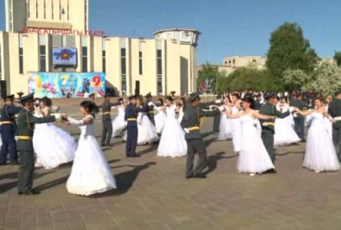 80 пар станцевали венский вальс на площади Семея