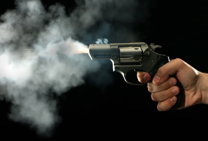 Подросток с пистолетом взял в заложники учеников в Казани