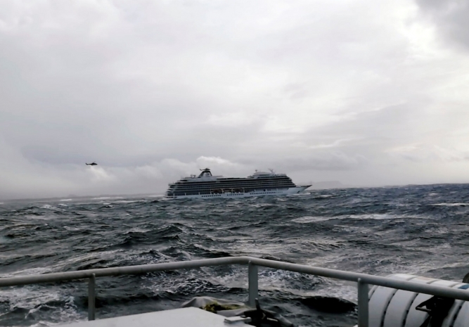 Видео с тонущего лайнера попало в сети