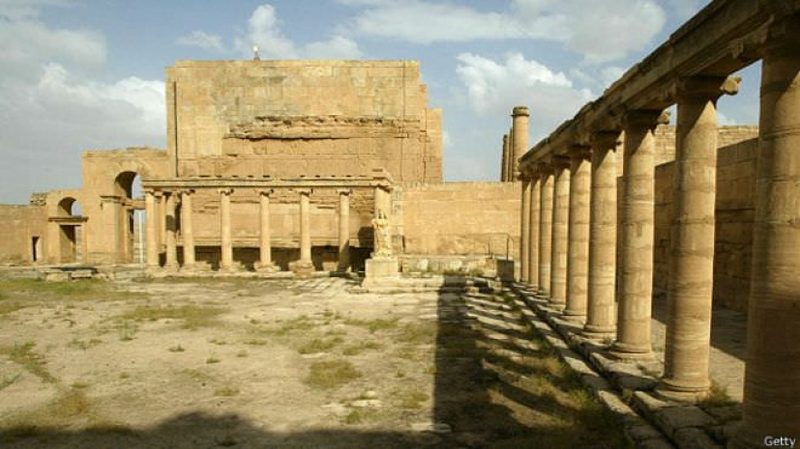 Боевики ИГ уничтожают древние памятники Хатры
