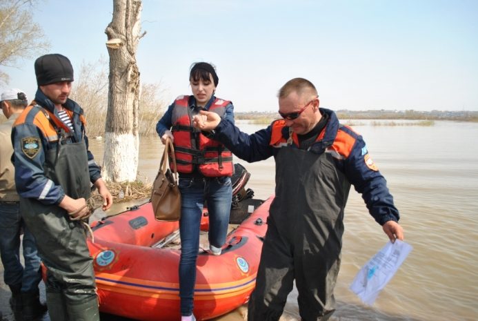 Борьба с паводками в Казахстане продолжается. ФОТО