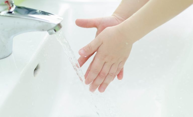 О повышенных рисках отравления детей летом предупредили врачи