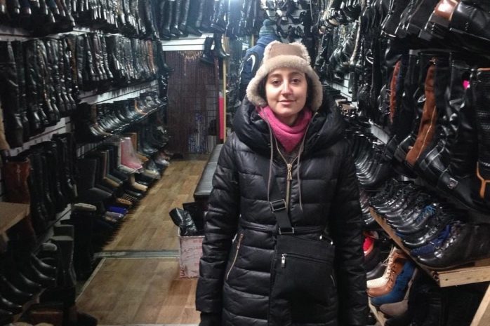 Гражданка США торгует на барахолке для написания диссертации