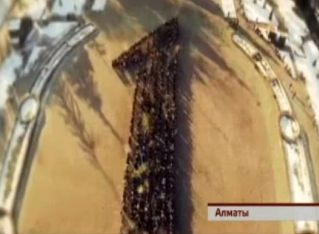 Более тысячи алматинцев выстроились в огромную цифру «1»