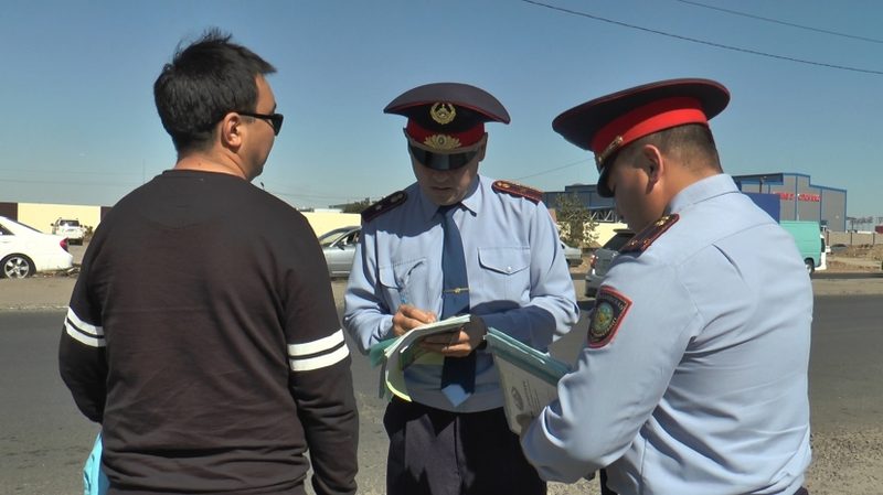 Полицейские Алматы «ловили» пешеходов у рынка «Алтын орда»