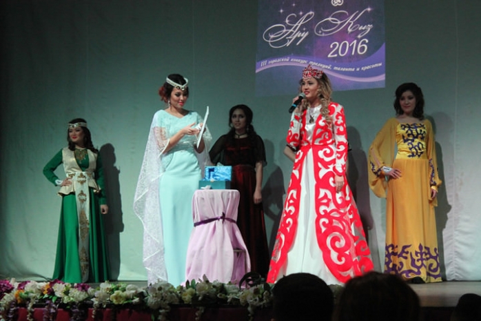 Самой красивой казашке Омска вручили корону ручной работы