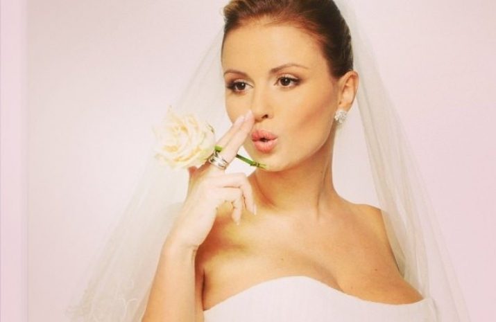 Анна Семенович примерила свадебное платье