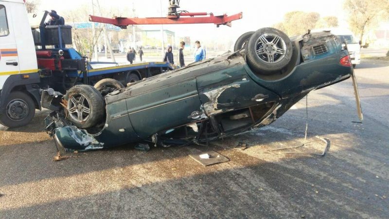 Чтобы избежать столкновения, водитель пожертвовал автомобилем в Алматы