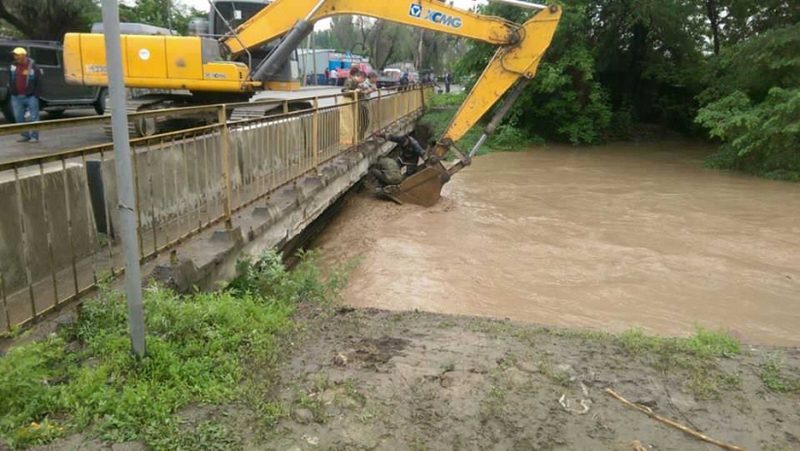 3 КамАЗа мусора вывезли только из-под одного моста в Алматы
