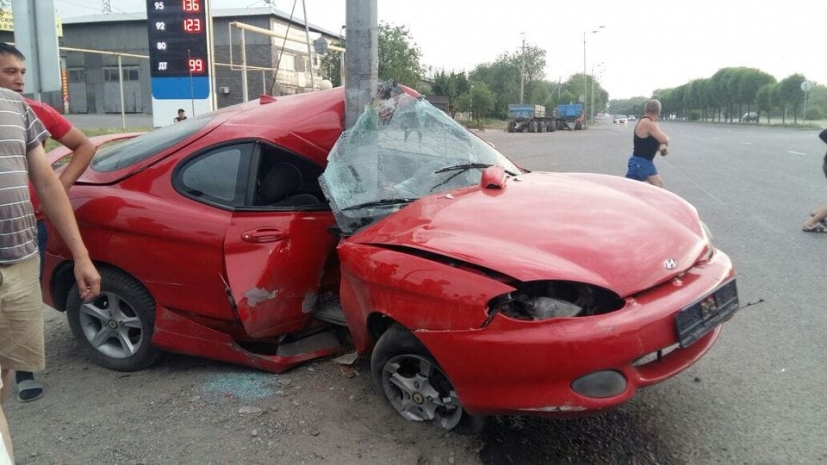 Столбом смяло Huindai пополам (ФОТО)