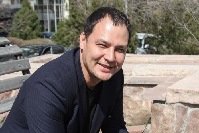 Казахстанцы готовы покинуть страну ради больших денег и любвиЭксклюзив