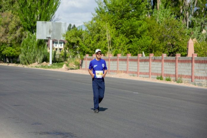 На Иссык-Кульском марафоне казахстанец добрался до финиша на «скорой» помощи