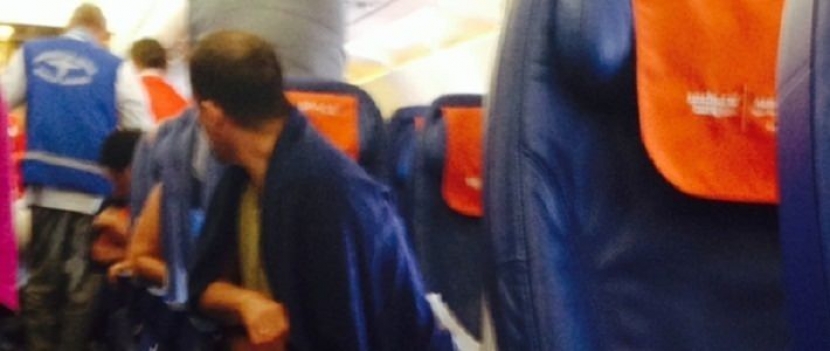 Человек умер от сердечного приступа в самолете