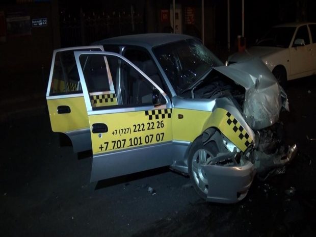 ДТП в Алматы: трое пострадавших (ФОТО)