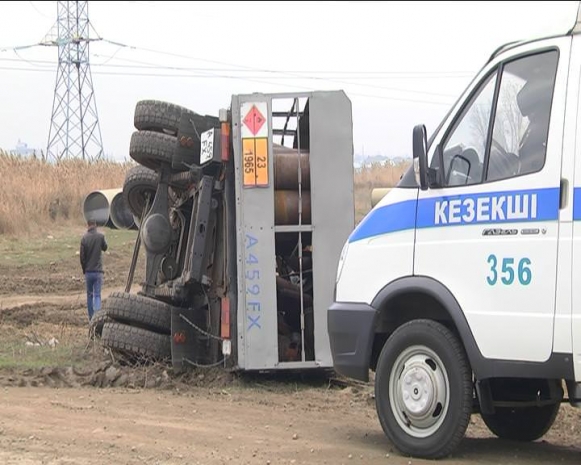 В Алматы перевернулся грузовик с баллонами (ФОТО)