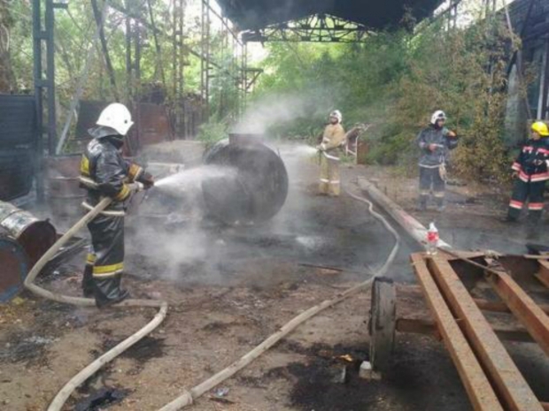 В Семее на территории кожзавода горела бочка от мазута