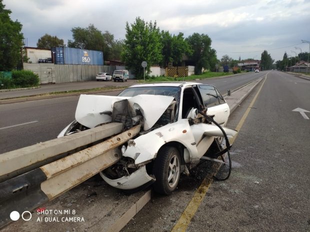 Пьяный водитель насадил машину на отбойник в Алматы