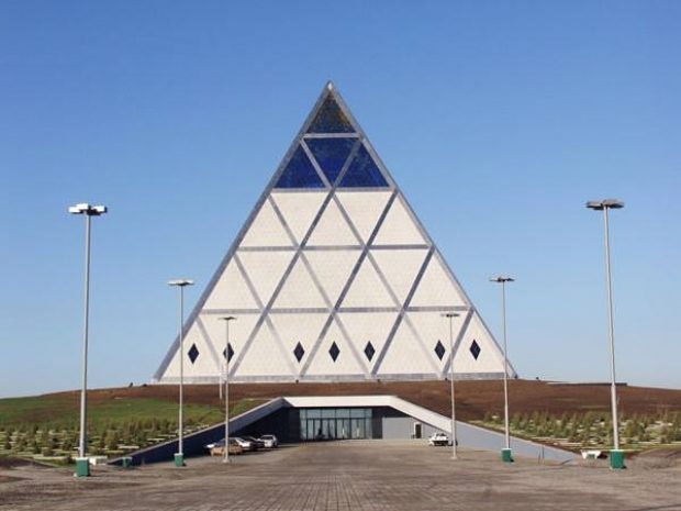 Охрана Дворца мира и согласия в Астане избила журналистку