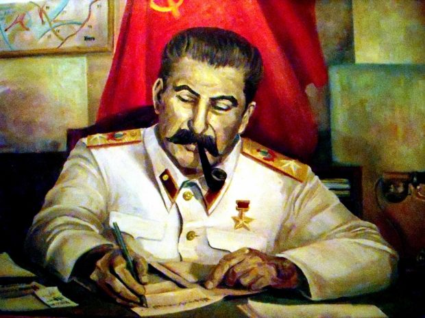 Пожилой москвич погиб, вешая в подъезде портрет Сталина