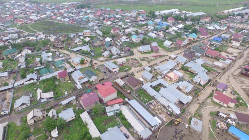 Спасатели ликвидируют последствия дождя в Алматы