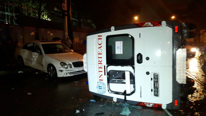 Скорая перевернулась в Алматы. Есть пострадавшие. ФОТО