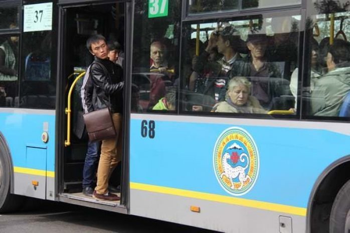 В Караганде водитель автобуса оскорбил пассажиров
