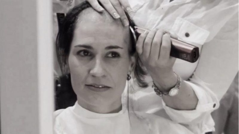 Женщины обрили головы в знак поддержки больной раком подруги