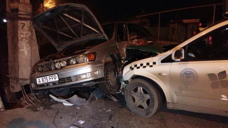 Лихой таксист, двигаясь «по встречке», протаранил машину с детьми в Алматы (ФОТО)