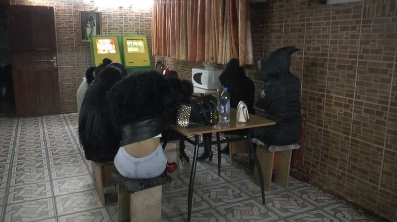 В Алматы полицейские задержали в гостинице проституток