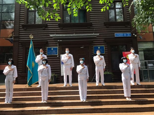 Алматинцы одновременно исполнили государственный гимн