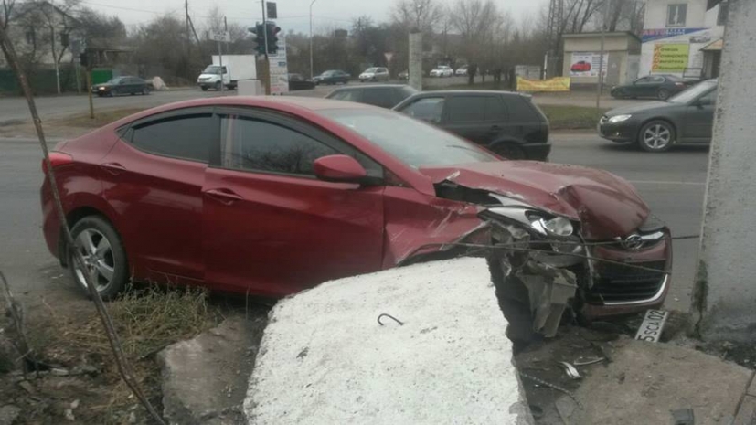 В Алматы автомобиль пробил бетонный забор