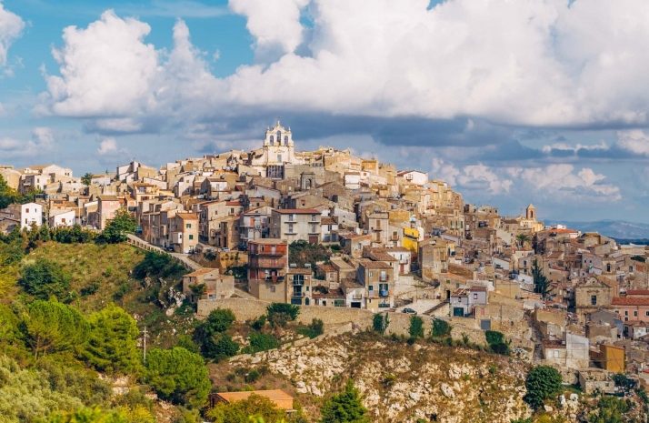 Дома за один евро продают на юге Италии